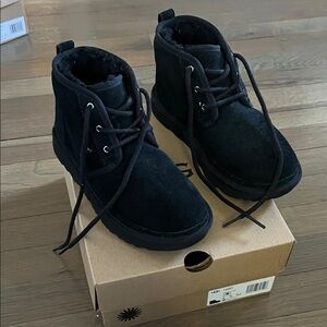 100% Authentic UGG Kids Neumel II Boots Sheepskin Size 4